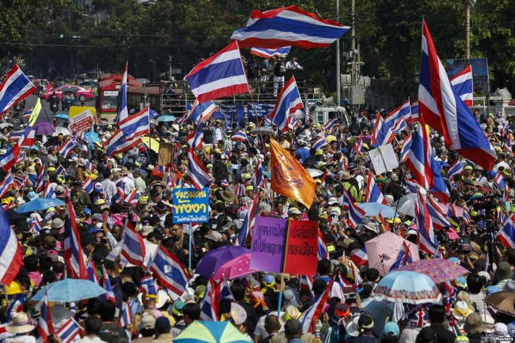 Protesters block Bangkok streets – Government calls for peaceful demonstrations - ảnh 1